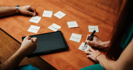 3 skryté pasti osobního rozvoje: Proč vám další chytrá kniha (pravděpodobně) nepomůže