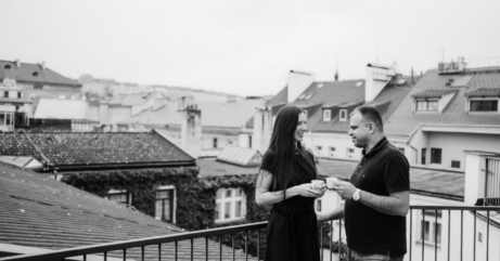 Lucka a Vašek při rozhovoru s kávou na terase.